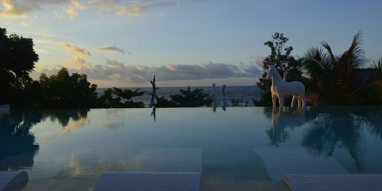 

Hotel Mario berada di Pantai Kita Mananga Aba, Desa Ramadana, Kecamatan Loura, Kabupaten Sumba Barat Daya, Nusa Tenggara Timur, Sabtu (2/6/2018).(KOMPAS.com/SIGIRANUS MARUTHO BERE) 