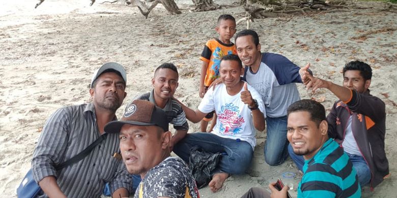 Pengunjung Pantai Doreng di Desa Nenbura, Kecamatan Bola, Kabupaten Sikka, Flores, Nusa Tenggara Timur, Sabtu (27/4/2019).