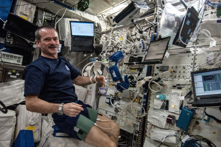 Komandan Chris Hadfield dari Canadian Space Agency menjalani tes tekanan darah di luar angkasa