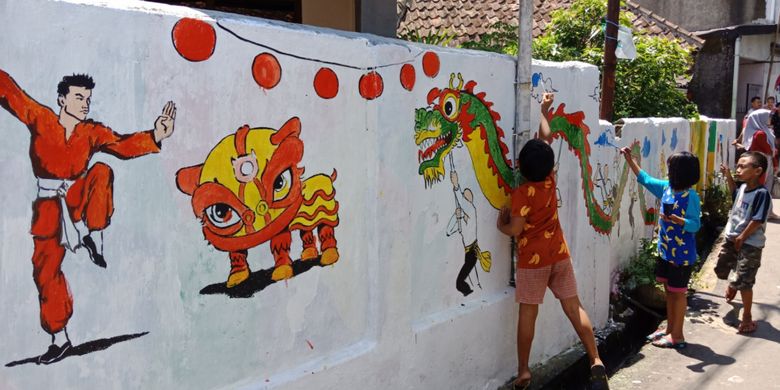 Puluhan seniman bersama warga, sedang membuat mural untuk memperindah destinasi wisata Pulo Geulis, jadi Wisata Mural Pulo Geulis, Bogor, Minggu (18/3/2018). Ragam mural yang dibuat, menceritakan sejarah, budaya, hingga kuliner di sekitar destinasi ini.