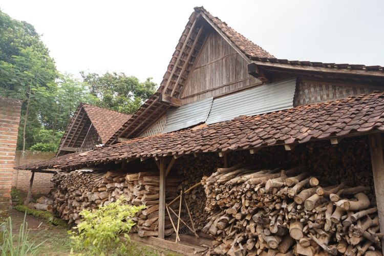 Atap model Tikel Balung (depan) dan Cerocogan (belakang) rumah adat Using di Desa Kemiren, Banyuwangi, Jatim. Di bagian samping juga digunakan untuk menyimpan kayu kabar untuk kegiatan memasak.