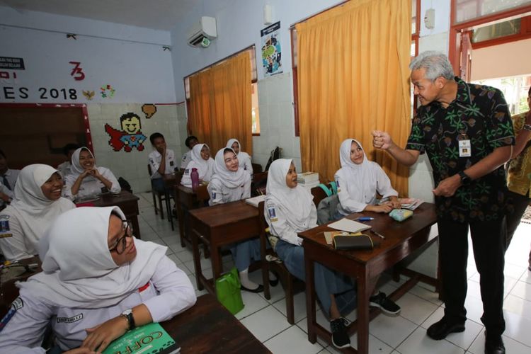 Gubernur Jawa Tengah meninjau proses Ujian Nasional Berbasis Komuputer (UNBK) di beberapa sekolah menengah atas di Kota Semarang, Selasa (2/4/3019)