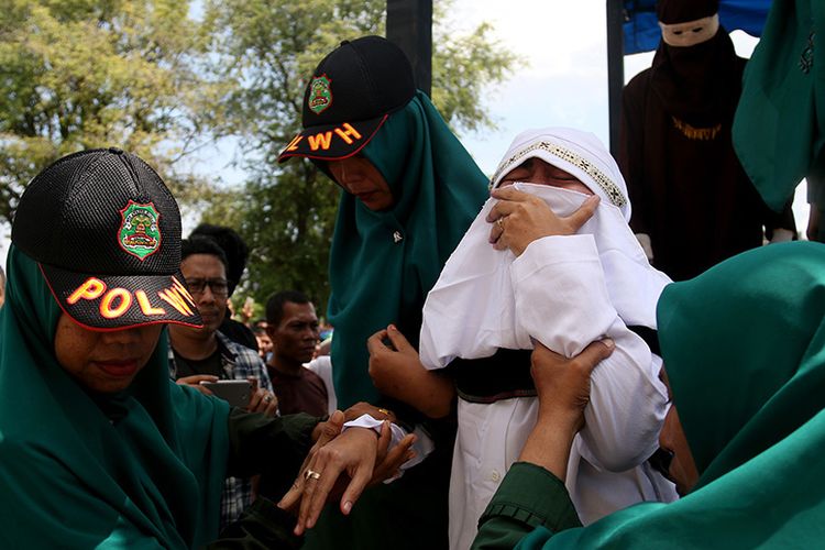 Setalah divonis bersalah oleh Mahkamah Syariah Kota Banda Aceh, dua terpidana kasus PSK online menjalani hukuman cambuk di halaman Masjid Jamik, Lueng Bata, Kota Banda Aceh, secara terbuka dan disaksikan ribuan pengunjung, Jumat (20/4/2018). 