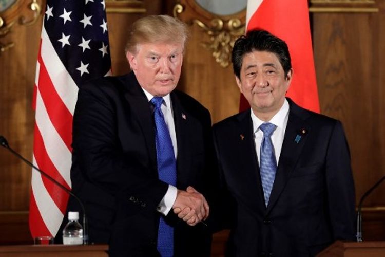Presiden AS Donald Trump bertemu dengan Perdana Menteri Shinzo Abe saat berkunjung ke Jepang.