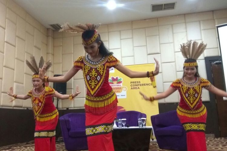 Tarian Dayak memeriahkan rangkaian press conference Festival Pesona Lokal yang digelar di Hot Mercure, Pontianak, Kalimantan Barat, Rabu (3/10/2018).