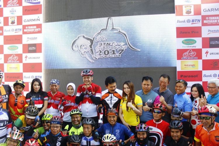 Gubernur Jateng Ganjar Pranowo bersama tim Tour de Borobudur di Semarang, Jumat (6/10/2017).