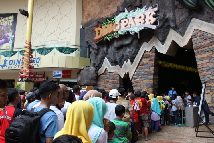 Antrean wisatawan di pintu masuk Dino Park, Jatim Park Group, Kota Batu, Jawa Timur, Rabu (26/12/2018).