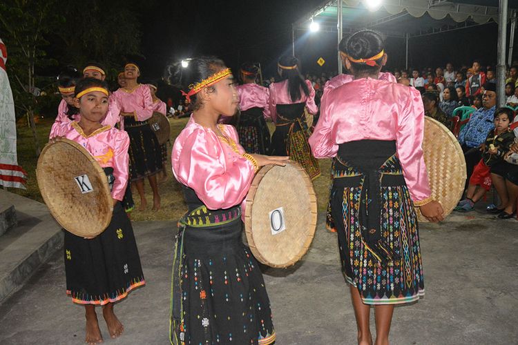 Para penari dari SMPK Waemokel, Kelurahan Watunggene, Kecamatan Kota Komba, Kabupaten Manggarai Timur, Flores, NTT mementaskan tarian Tepi Woja, Sabtu (17/8/2019) saat memeriahkan HUT Ke-74 RI tingkat Kecamatan Kota Komba. Penari SMPK Waemokel mempromosikan kearifan lokal yang berkaitan tradisi pertanian di wilayah Manggarai Timur.