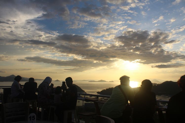 Menikmati suset di Perairan Komodo dari Hotel LA Cecile yang ada di Labuan Bajo, Kabupaten Manggarai Barat, Nusa Tenggara Timur (NTT), Sabtu (16/2/2019).