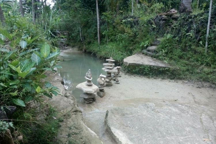 Batu bertumpuk di Sungai Brongkol, Sedayu, Bantul, Yogyakarta.