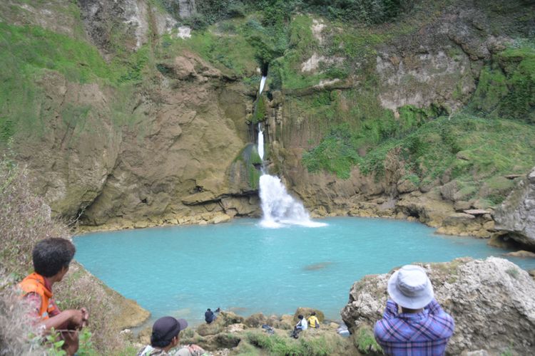 Para peserta mengabadikan keunikan Air Terjun Matayangu di TN MataLawa Sumba, NTT di kamera dan handphone, Senin (6/8/2018). 