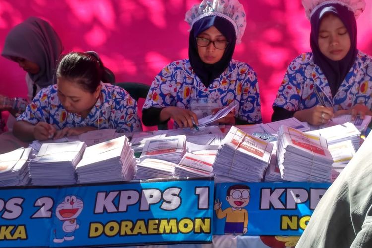 Petugas KPPS di TPS 10 Desa Pakuniran, Kecamatan Maesan, Kabupaten Bondowoso, Jawa Timur, Menggunakan Piama Bermotif Doraemon, Untuk Menarik Antusiasme Pemilih