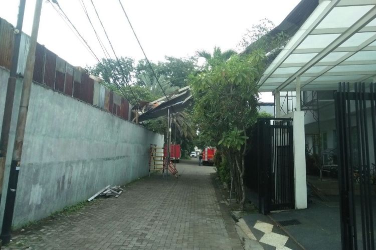 Atap rumah Adi Nugroho (42) tertimpa asbes milik PT. Kobra Express di Perumahan Taman Surya I Nomor A 11, Wijaya Kusuma, Grogol Petamburan, Jakarta Barat tertimpa asbes dan rangkanya milik PT. Kobra Express pada Selasa (13/2/2018).
