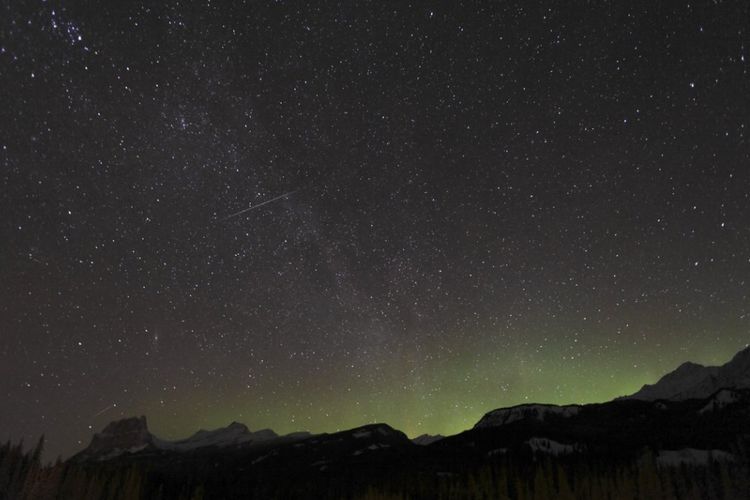 hujan meteor Quadrantid 2009 di Banff National Park in Alberta, Canada