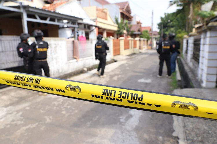 Petugas Densus 88 tengah berjaga di sekitar rumah terduga teroris di Kawasan Perumahan Kunciran Indah, Pinang, Tangerang, Banten, Rabu (16/05/2018). Sejumlah barang bukti dan tiga orang terduga teroris telah diamankan tim Densus 88 Antiteror Polri.