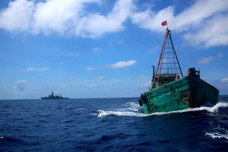 Kapal patroli milik TNI Angkatan Laut (AL), KRI TOM-357 menangkap 4 kapal perikanan berbendera Vietnam, Minggu (24/2/2019) pukul 07.40 WIB. 