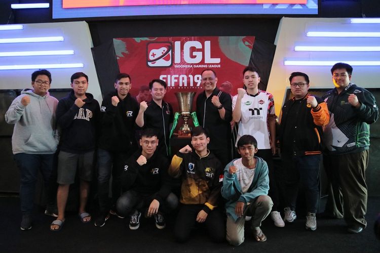 Perwakilan IGL bersama sebagian player yang lolos ke fase Big League berfoto bersama usai melakukan drawing 24 besar di High Grounds, Jakarta Utara, Kamis (2/5/2019).
