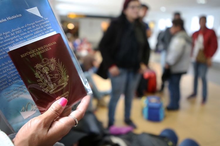 Migran Venezuela menunggu waktu keberangkatan di bandara internasional di Lima untuk kembali ke negaranya.