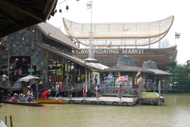 Peserta Cordela Vacation Trip to Thailand mengunjungi Pattaya Floating Market di Pattaya, Senin (5/2/2018).