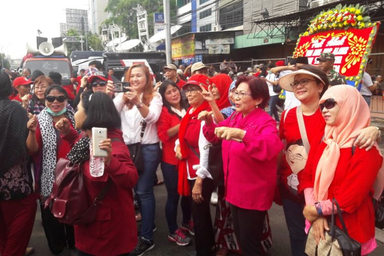 Massa pendukung Ahok memadati halaman PN Jakarta Utara jelang sidang PK Ahok, Senin (26/2/2018)