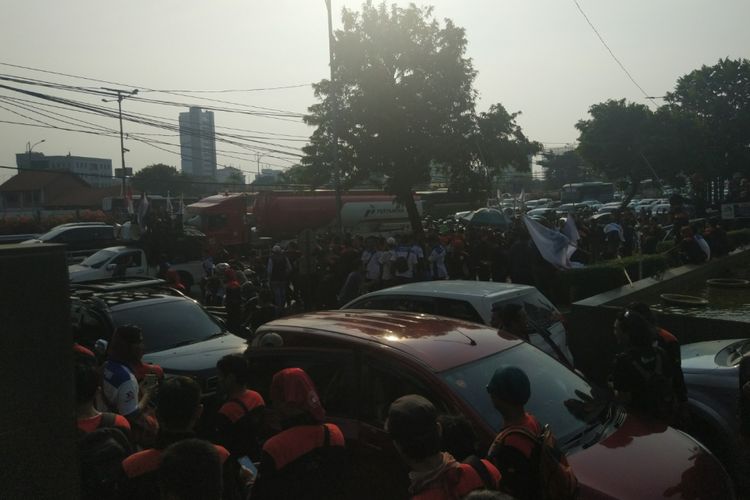 Para buruh bubar pukul 16.00 menyebabkan kepadatan lalu lintas di depan Kantor Kemnaker RI, Jalan Gatot Subroto, Rabu (24/10/2018).