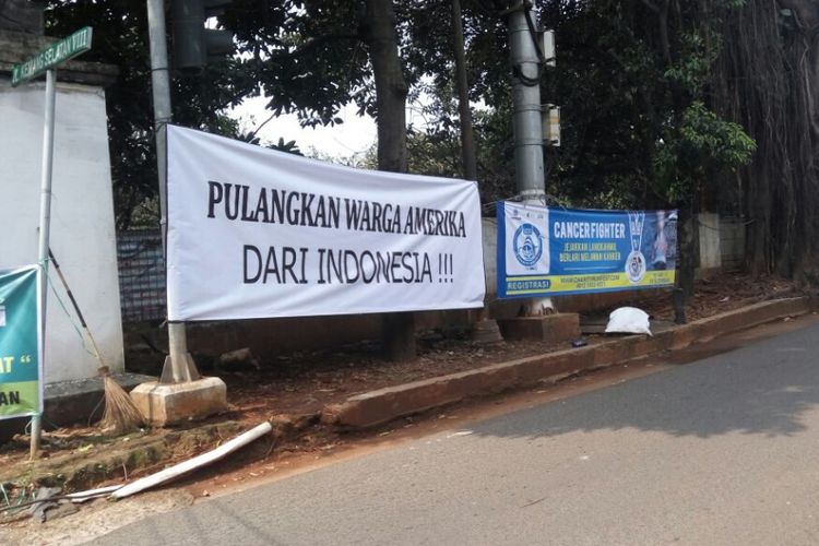 Spanduk provokatif di Jalan Kemang Selatan VIII, Jakarta Selatan.