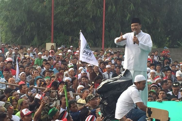 Calon Gubernur Jawa Timur, Syaifullah Yusuf (Gus Ipul) Saat Berorasi Dalam Kampanya Akbar di Kawasan Seven Dream City, Jember, Jawa Timur, Minggu (15/4/2018)