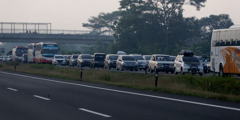 Kepadatan arus balik kendaraan mudik lebaran terlihat di Tol Cipularang-Palimanan menuju Jakarta, Jumat (30/6/2017). Kepadatan volume kendaraan terlihat di ruas jalan tol km 86 hingga km 138. 