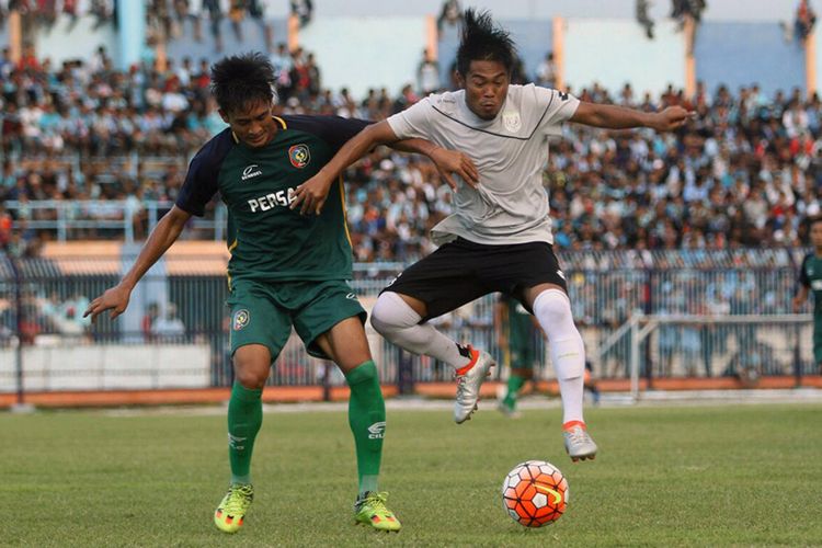 Pemain Persela Lamongan Edy Gunawan (kanan), saat berduel dengan salah seorang penggawa Persatu Tuban, dalam uji coba di Stadion Surajaya, Lamongan, Kamis (16/3/2017).