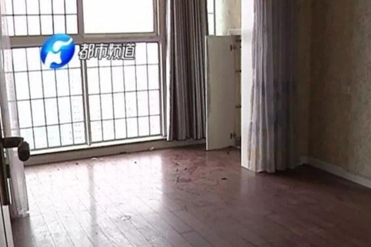 Kondisi ruang apartemen di kota Jiaozuo yang dicuri nyaris tidak menyisakan barang apapun setelah ditinggal selama tiga bulan.