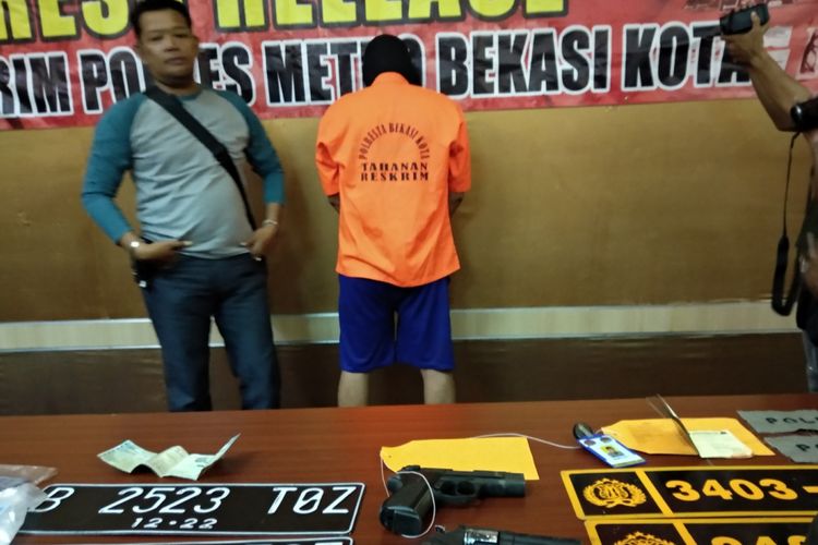 ABD (36) ditangkap pihak kepolisian di Bekasi, Jawa Barat, Kamis (1/2/2018) karena mengaku sebagai anggota kepolisian.