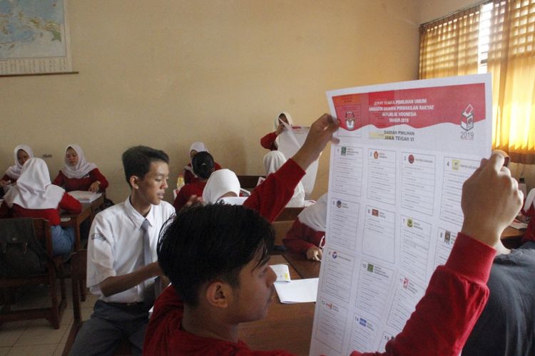 milihan Umum (KPU) Kota Magelang, Jawa Tengah, melibatkan ratusan siswa SMK 3 Kota Magelang dalam pelipatan surat suara Pemilu 2019. Pelipatan dilakukan di sekolah setempat, mulai Senin (25/2/2019).