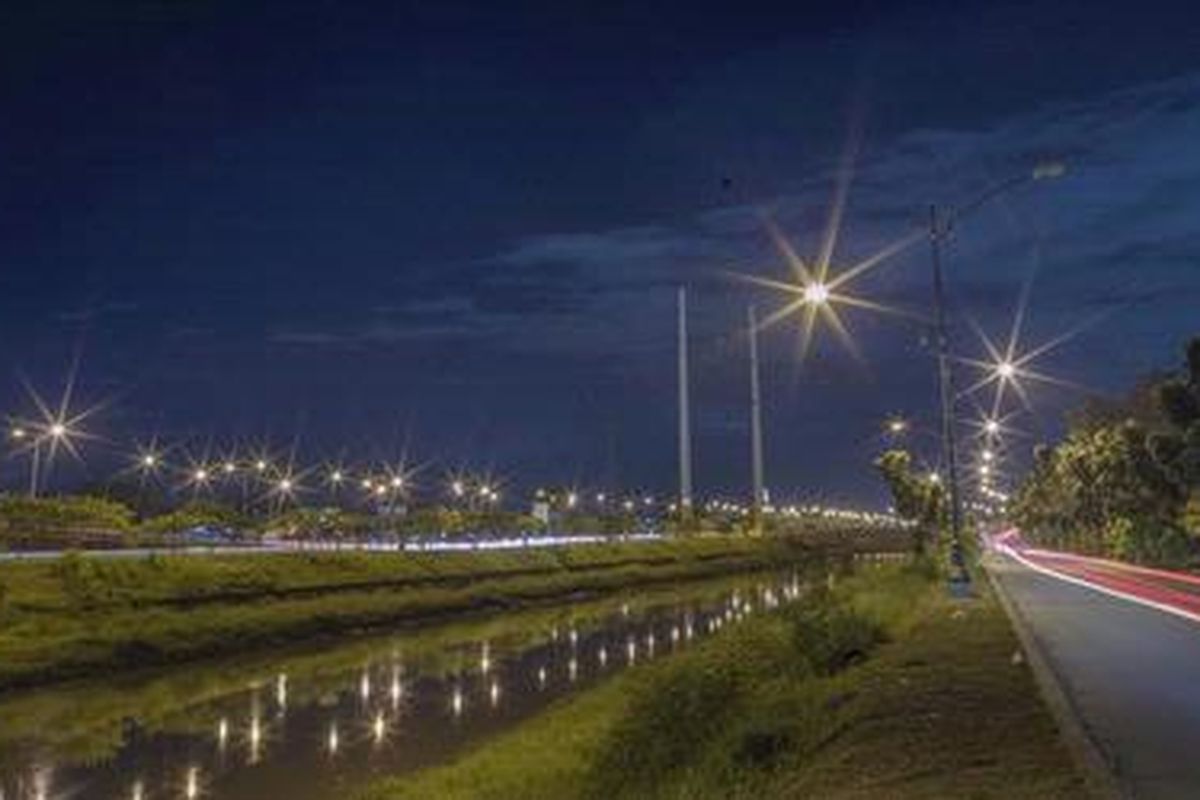 Ilustrasi: Lampu penerangan jalan menyala di sekitar menara saluran udara tegangan ekstra tinggi (sutet) 500 kilovolt milik PT Perusahaan Listrik Negara di Kanal Timur, Duren Sawit, Jakarta Timur.