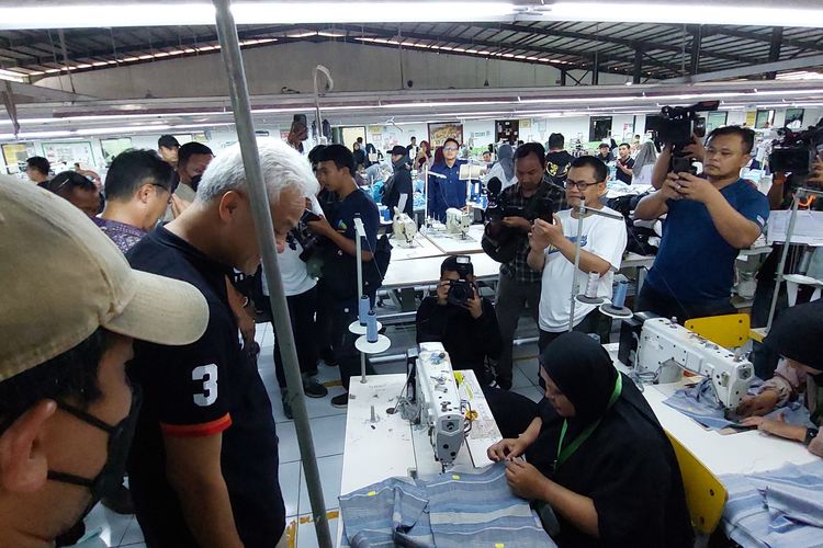 Calon presiden nomor urut 3 Ganjar Pranowo mengunjungi pabrik garmen PT Purnama Asih Surya di Banjarnegara, Senin (15/1/2024) siang, di sela-sela kegiatan kampanyenya.