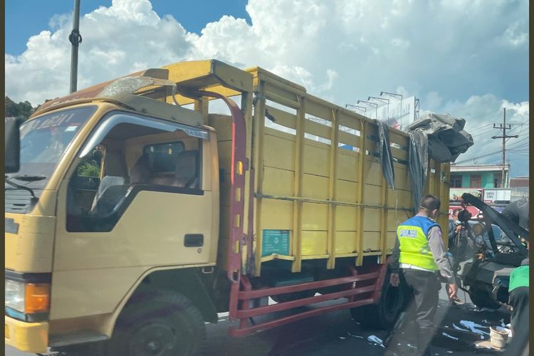 Sebuah truk yang terguling di bundaran Patung Sudirman, Jalan Panglima Sudirman, Kota Malang pada Minggu (23/1/2022) sekitar pukul 13.30 WIB dievakuasi petugas. 