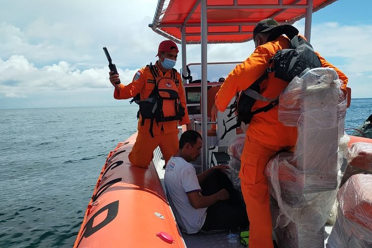 Kondisi Salam Chandra nelayan asal Tarakan Kaltara saat ditemukan tim SAR Tarakan. Kondisinya lemas dan dehidrasi karena 2 hari terombang ambing di lautan lepas