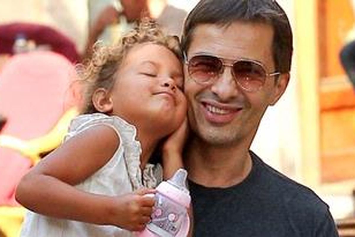 Merasakan cinta yang tulus dari ayah, akan membuat anak perempuan merasa aman dan percaya pada kita sebagai orangtua serta teman.