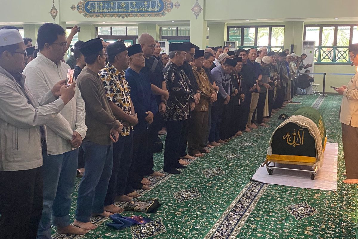 Jenazah mantan Ketua KPK Antasari Azhar dishalatkan di Masjid Asy-Syarif BSD, Serpong, Tangerang Selatan, pada Sabtu (8/11/2025).