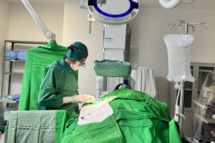 dr. Sidhi Laksono, Sp.JP, Subsp.KI(K) di ruang cathlab jantung.