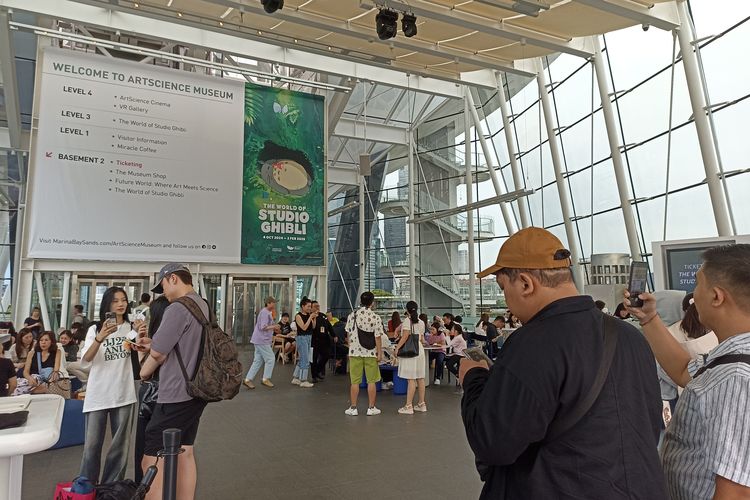 Suasana lobi ArtScience Museum di Singapura, Senin (14/10/2024).