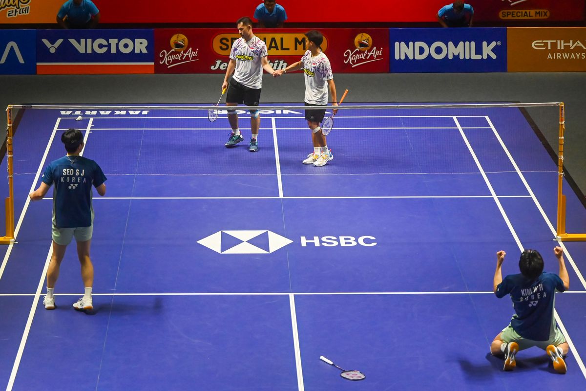 Pebulu tangkis ganda putra Indonesia Sabar Karyaman Gutama (kanan, atas) dan Reza Pahlevi Isfahani (kiri, atas) bereaksi usai kalah dari ganda putra Korea Selatan Kim Won Ho/Seo Seung Jae pada babak final Kapal Api Indonesia Open 2025 di Istora Senayan, Gelora Bung Karno, Jakarta, Minggu (8/6/2025). Sabar dan Reza harus puas menjadi runner up setelah kalah dalam pertandingan tersebut dengan skor 21-18, 19-21, 12-21. ANTARA FOTO/Rivan Awal Lingga/app/YU