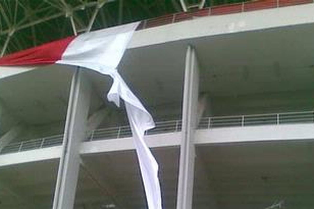 Bendera Indonesia yang dipasang di atas kantor PSSI robek, Kamis (23/12/2010).