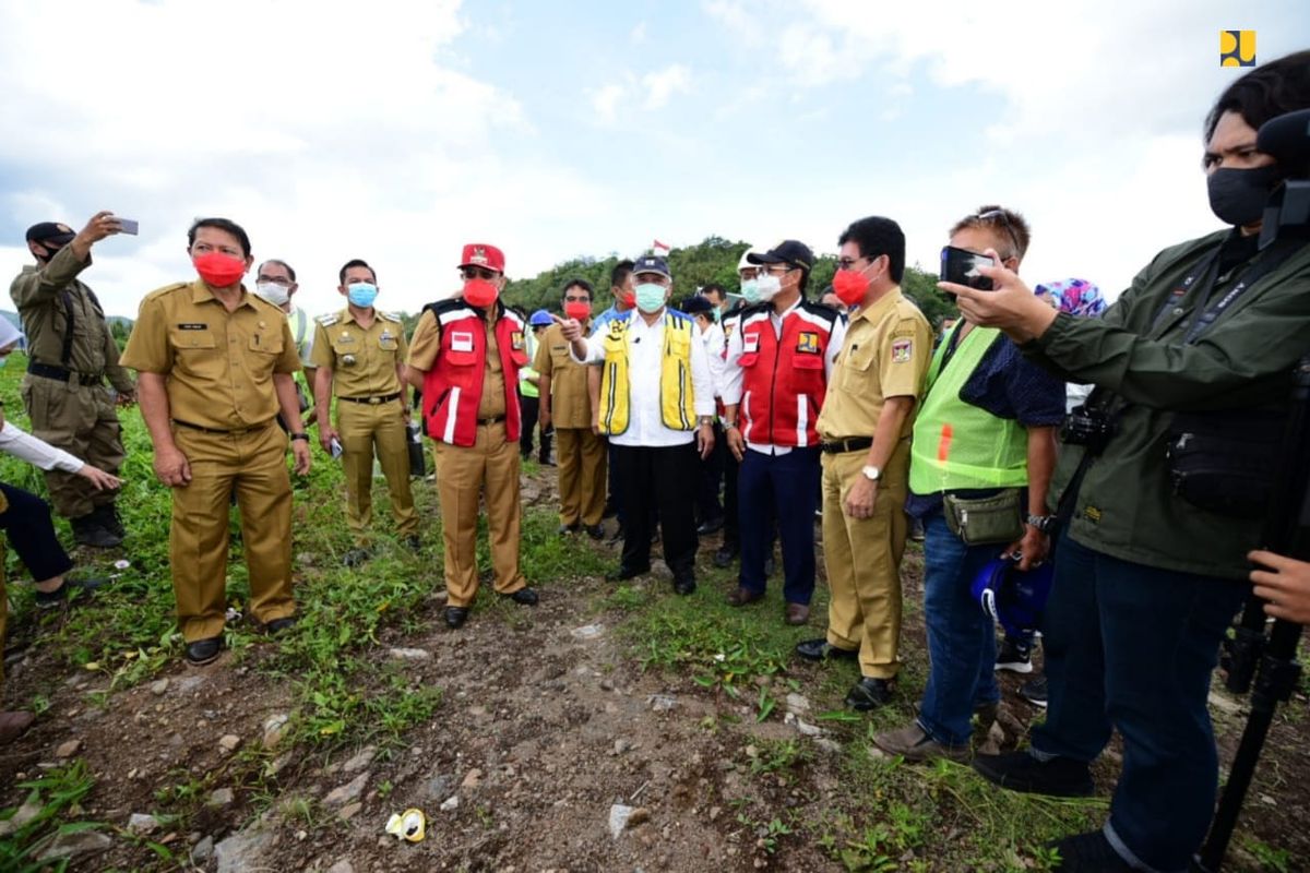 Menteri Pekerjaan Umum dan Perumahan Rakyat (PUPR) Basuki Hadimuljono meninjau kawasan Danau Tondano di Provinsi Sulawesi Utara.