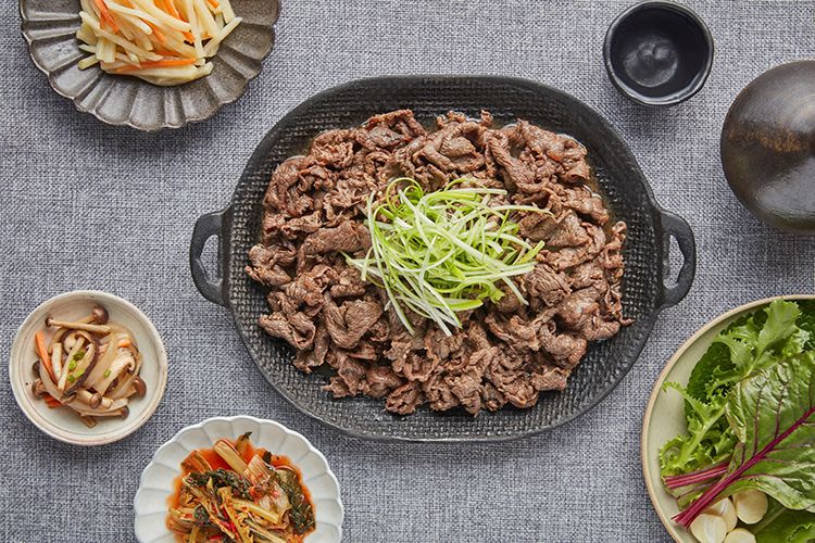 Pelancong bisnis di Korea Selatan dapat mengikuti kelas memasak hidangan tradisional, misalnya kimchi dan bulgogi.