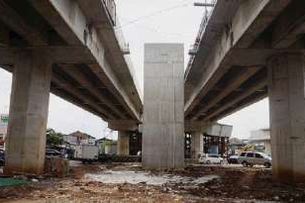 Proyek pembangunan salah satu bagian enam ruas tol, yaitu Sunter-Pulo Gebang, di Kelapa Gading, Jakarta Utara, Kamis (24/11). Tujuh pilar telah terbangun berdekatan dengan jalan layang yang juga tengah dibangun. Pembangunan tol ini dulu dikritik karena tidak menyelesaikan masalah utama kemacetan. 