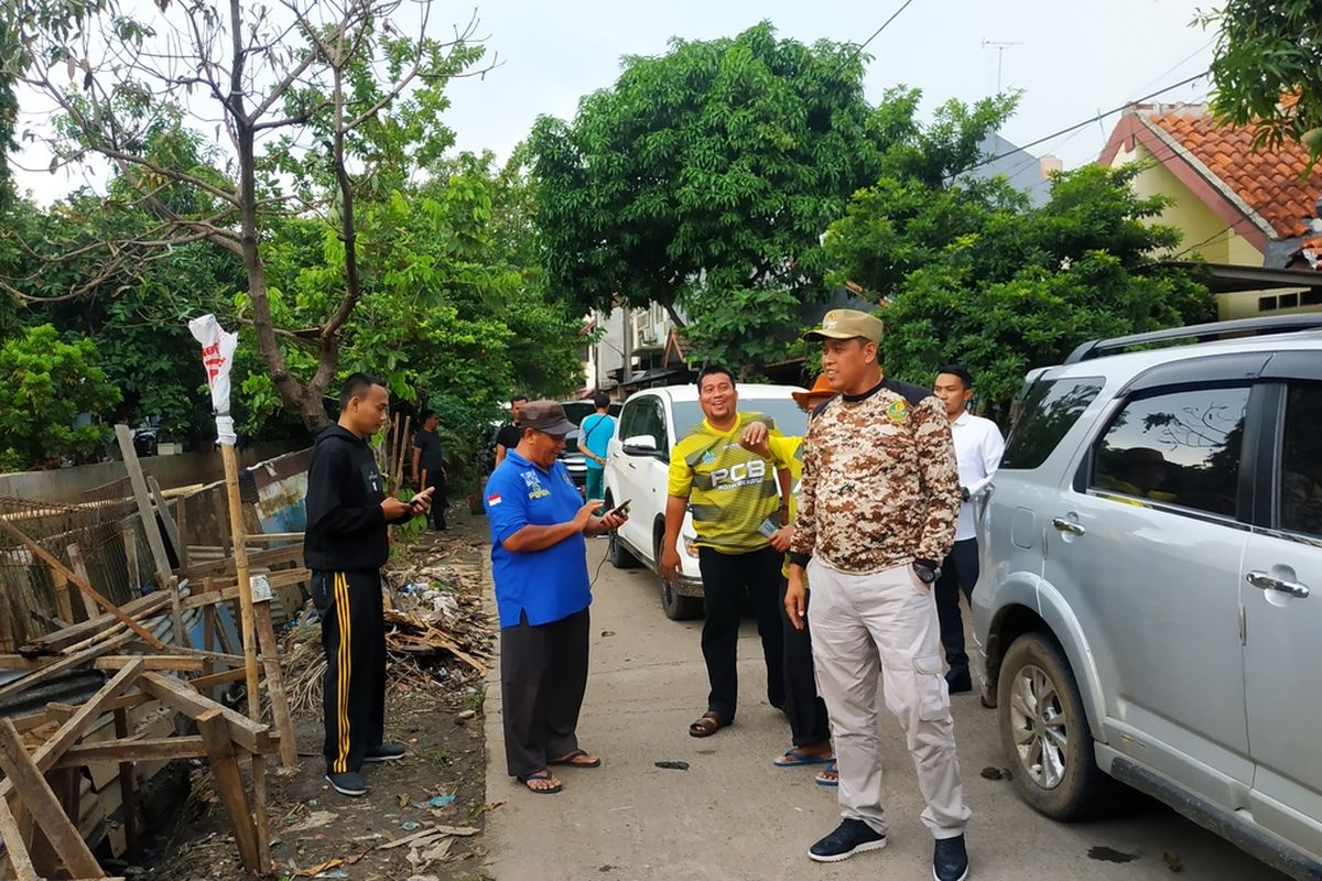 Wakil Wali Kota Bekasi, Tri Adhianto (baju loreng) tengah meninjau keadaan Perumahan Pondok Hijau Permai di Rawalumbu, Kota Bekasi selepas bencana banjir, Selasa (7/1/2020).