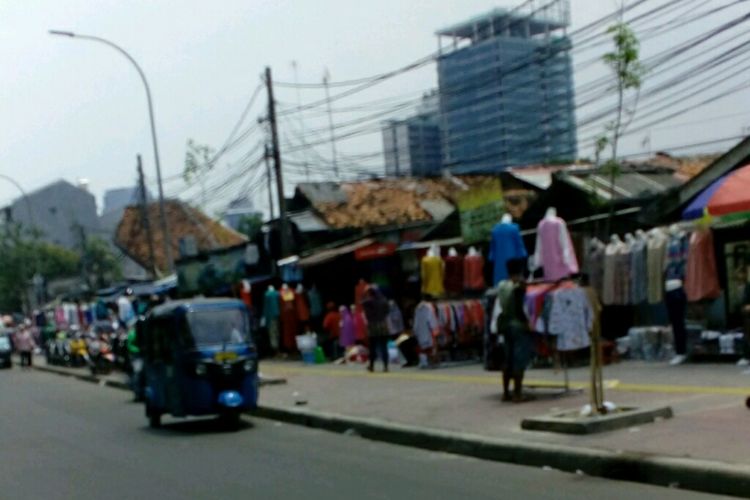 Pedagang kaki lima (PKL) memenuhi trotoar di Pasar Tanah Abang, seberang Stasiun Tanah Abang, Jakarta Pusat. Sejumlah kendaraan umum pun diparkirkan hingga badan jalan, Rabu (25/10/2017).