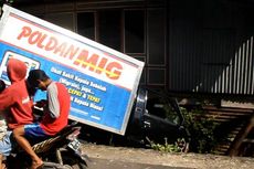 Diduga karena Rem Blong, Mobil Boks Tabrak Rumah Warga