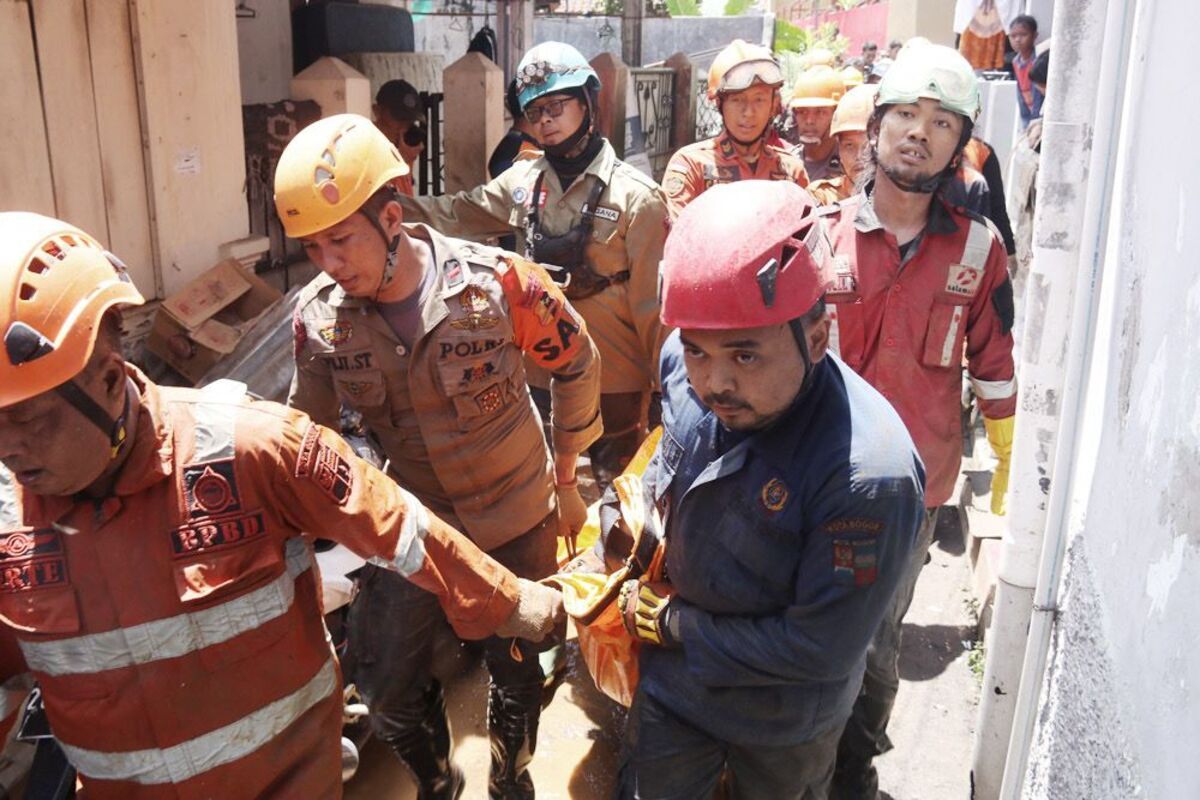 Tim SAR gabungan mengevakuasi satu warga yang tertimbun longsor di Gang Barjo, Kota Bogor, Jawa Barat, Jumat (14/10/2022). Korban ditemukan dalam keadaan meninggal dunia.