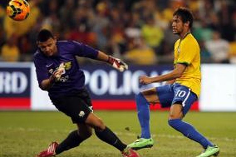 Bintang Brasil, Neymar, mencetak gol dalam laga persahabatan melawan Afrika Selatan, Rabu (5/3/2014). 